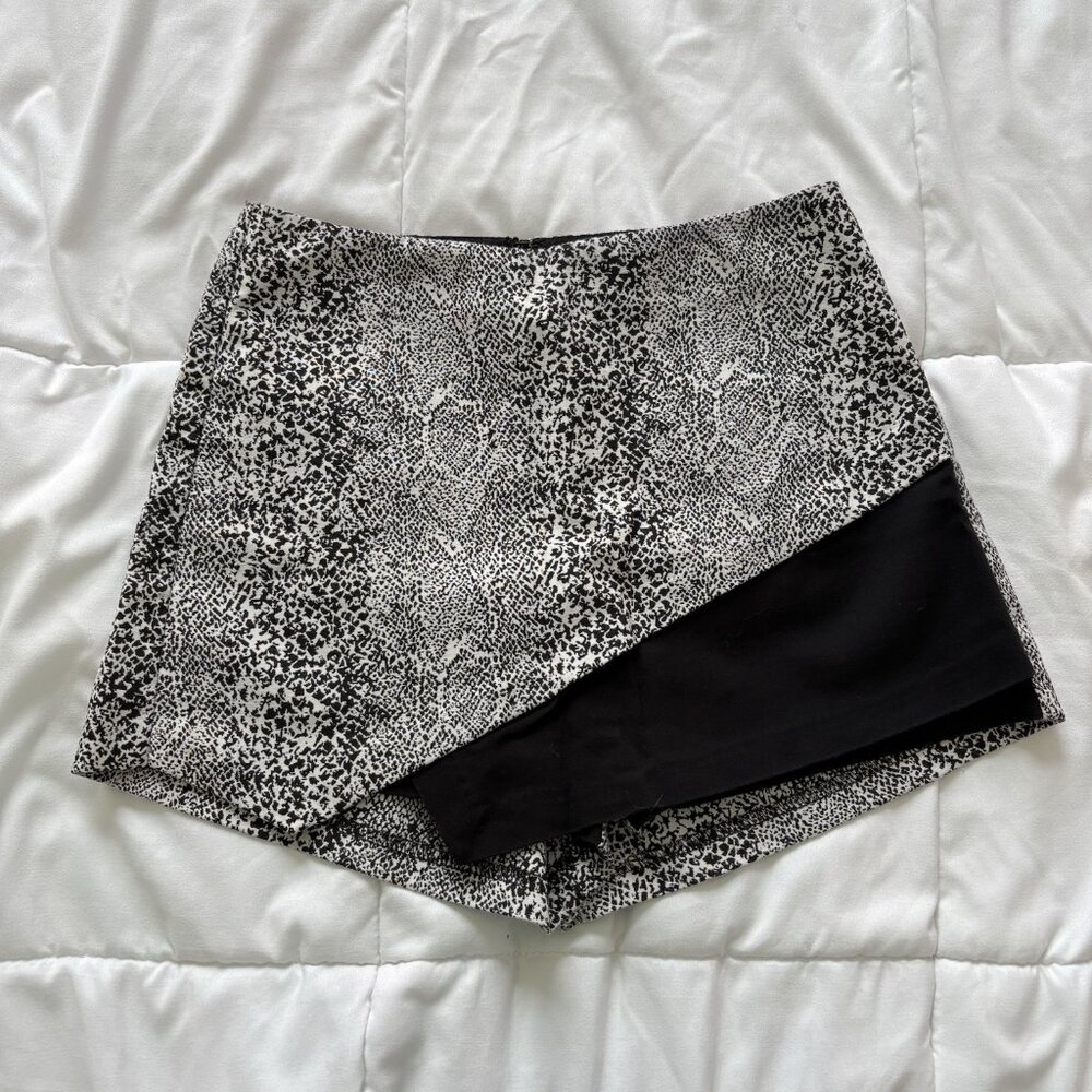 Womens Size Small Wrap Shorts Snake Print White Black Officechic‎ Corpcore City